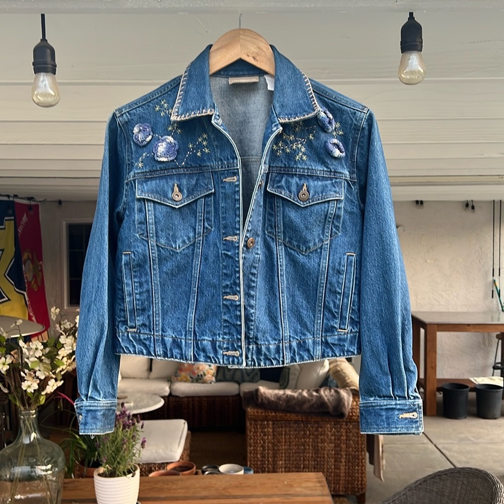 Liz Claiborne Lizwear petite denim cropped jean jacket with cute embroidery